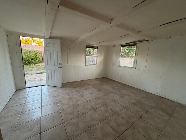 Building Photo - 3 Bedroom 2 Bath Home With Ample Storage