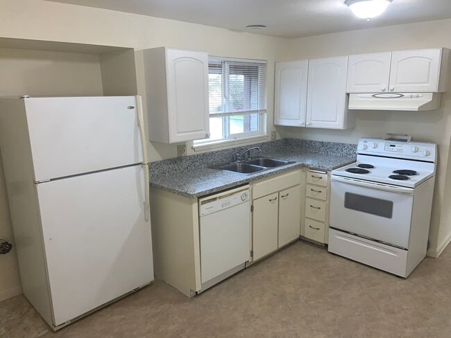 Building Photo - Freshly Updated 2 Bed w/ Granite + W/S/G Included – Available Early May!