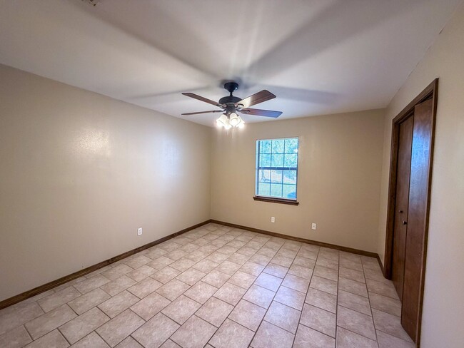 Building Photo - Well maintained 2 bedroom 1 bath duplex ~ lawn care, pest control & trash included!