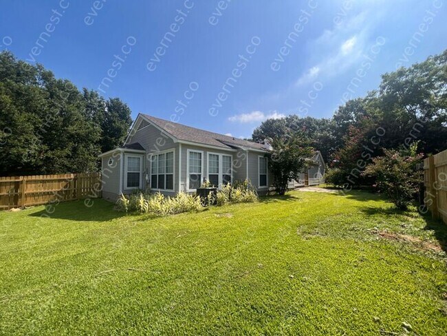 Building Photo - 3985 Fernway Dr