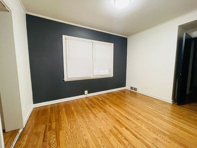 Building Photo - 2010 W 95th St