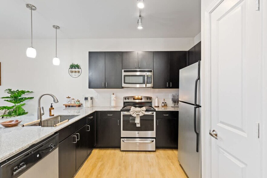 Building Photo - 9301 Old Bee Caves Rd