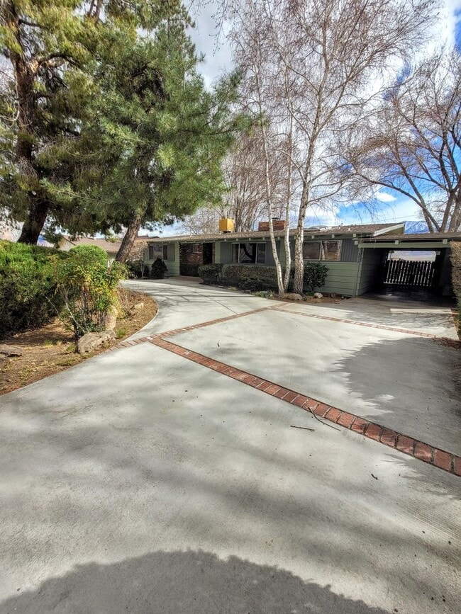 Building Photo - Mostly Furnished Bishop home with large li...