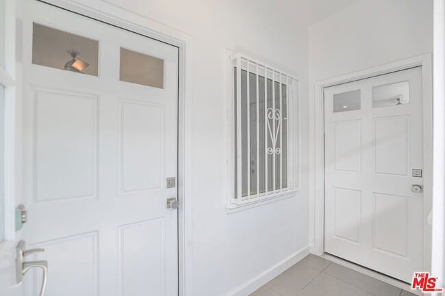 Building Photo - 31 Breeze Ave