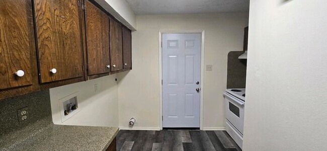 Building Photo - Tour Today! Newly Updated 2/1.5 Townhome i...