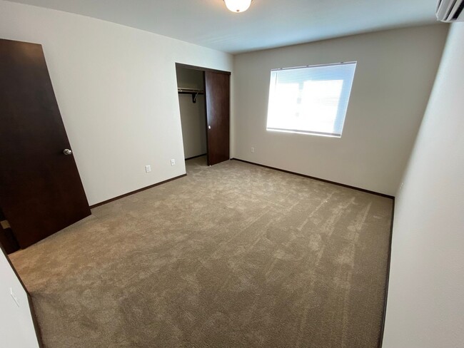 Building Photo - Newer, Spacious 5 Bedroom 3 Bed House!