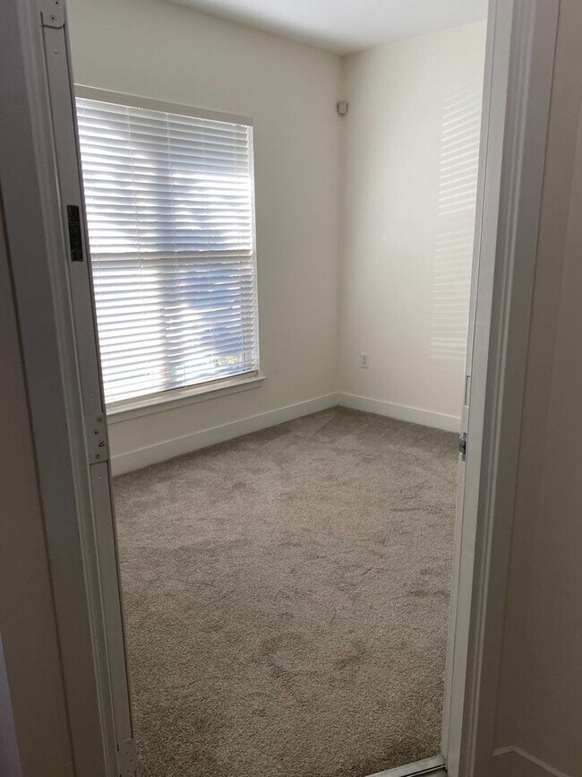 Building Photo - Room in 3 Bedroom Townhome at Seigle Point Dr