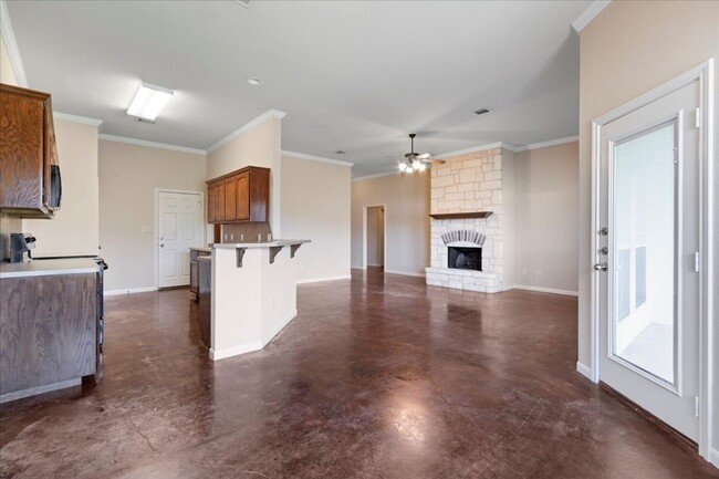 Building Photo - 3BR / 2BA Duplex in Hewitt, Texas | Midway...