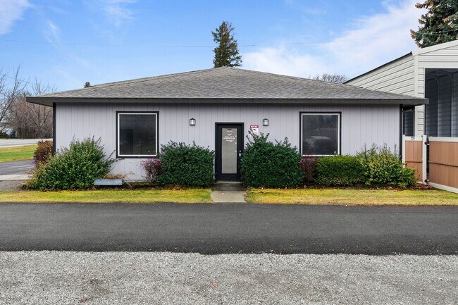 Building Photo - Stunning Home and Three Bay Shop Along Spo...