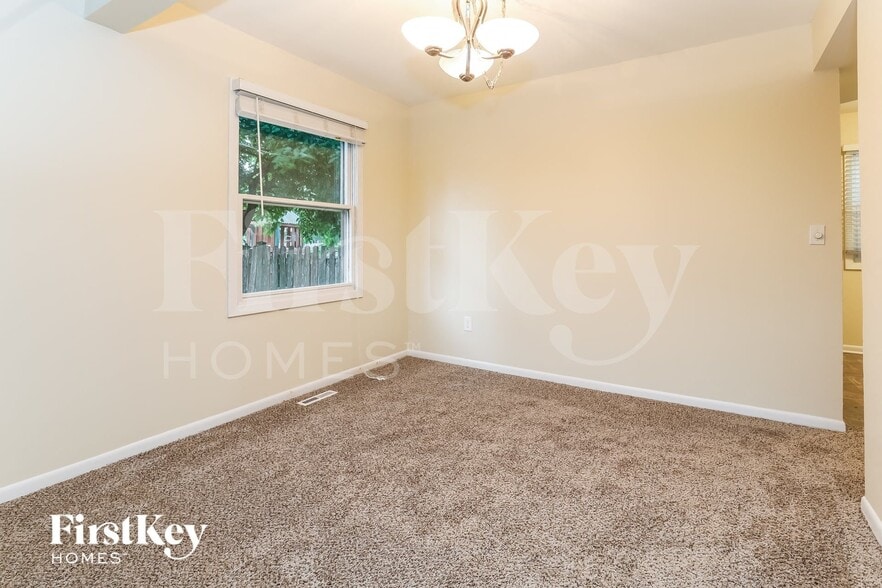 Building Photo - 800 Shady Ln