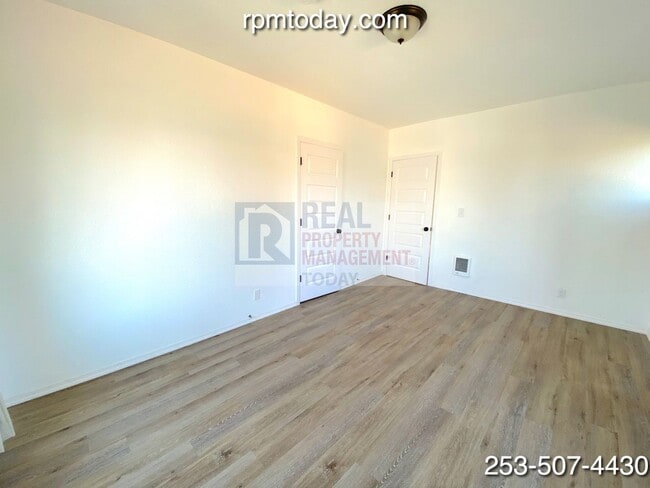 Building Photo - 948 S Sheridan Ave