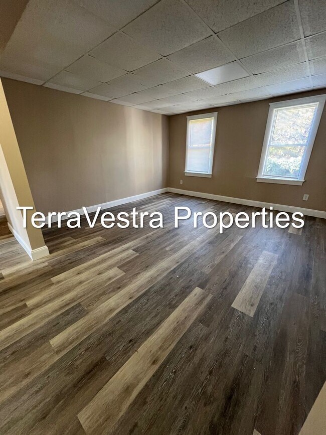 Building Photo - Large 4 Bed in Mantua with bonus room! Eli...