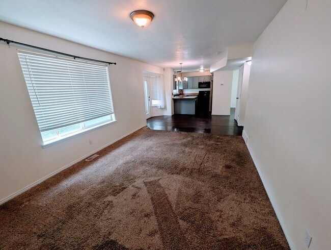 Building Photo - 749 Country Club Dr