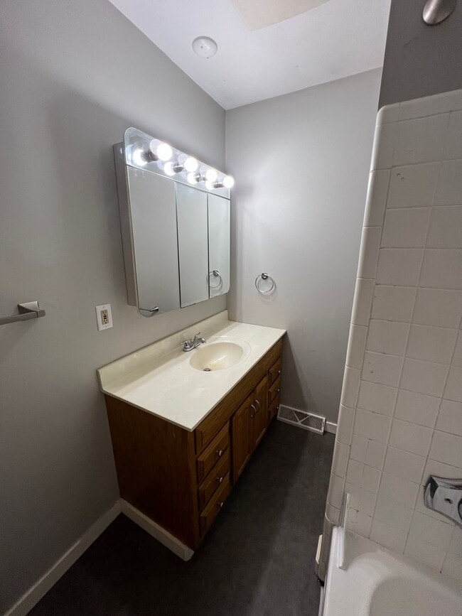 Building Photo - Beautiful 3 bedroom 1 bathroom Home (Section 8 Aproved)