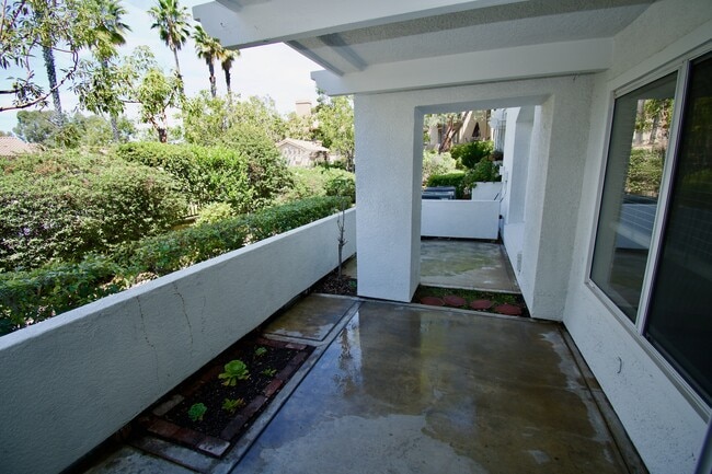 Building Photo - 57 Rabano