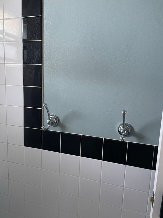 Building Photo - Remolded Mid-Town / South-West location wi...
