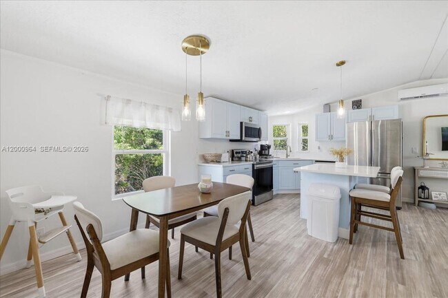 Building Photo - 851 Arapaho