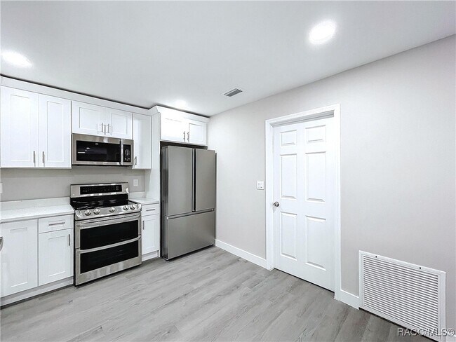 Building Photo - 5040 N Baywood Dr