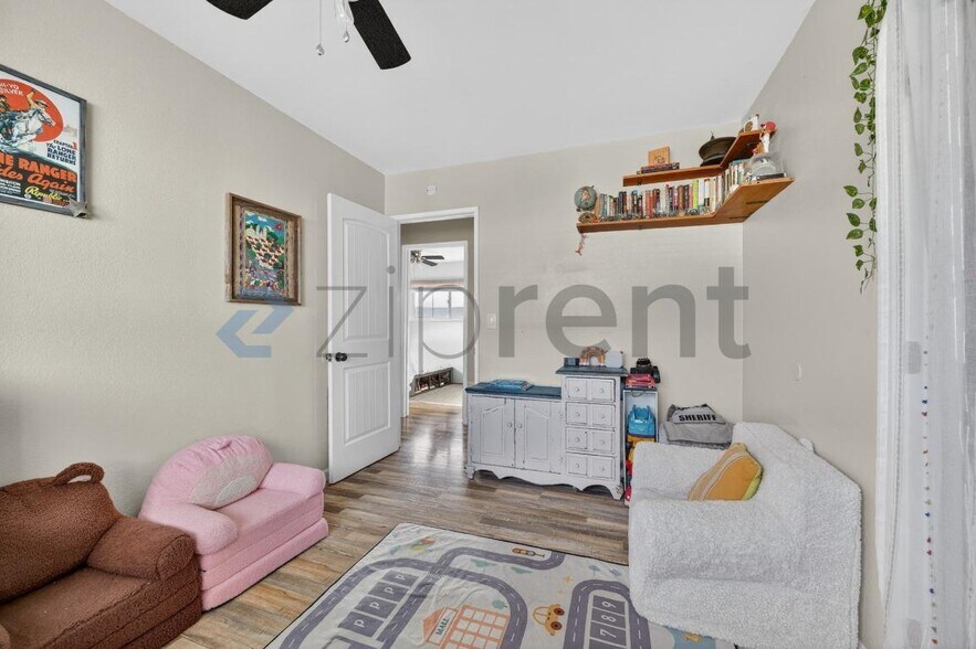 Building Photo - Unit