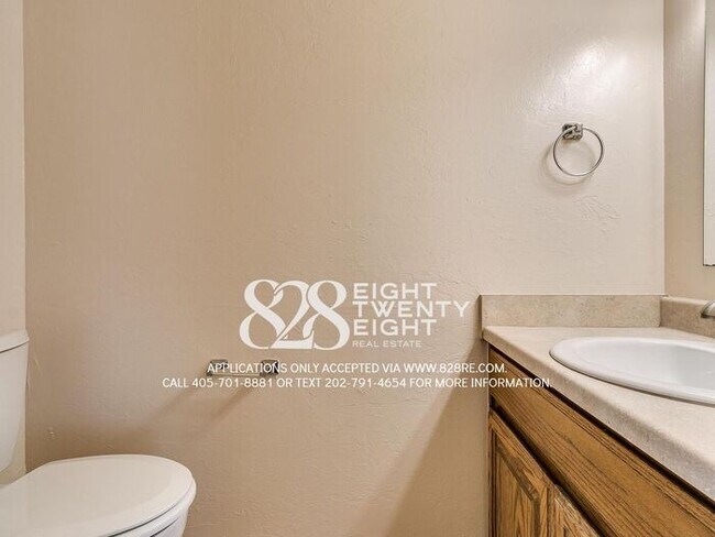 Building Photo - Spacious 2 Bed/1.5 Bath Norman Townhome Du...