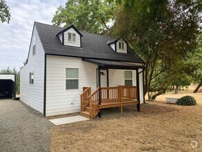 Building Photo - Fully remodeled 3 bed 2 bath