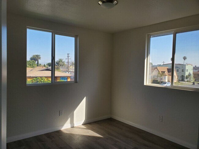 Building Photo - MULTI-FAMILY HOUSE