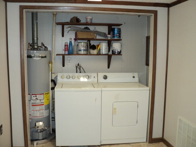 Laundry area - 530 10th Ave
