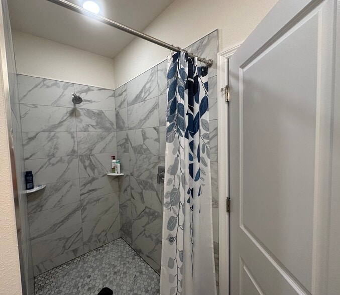 Guest Bathroom - 2984 Mearshire Dr