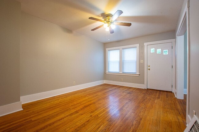 Building Photo - 2 Bedroom / 1 Bath Duplex with Garage in Askarben!