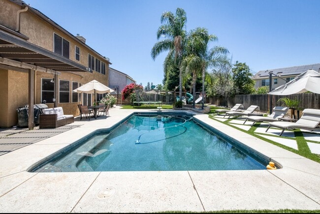 Building Photo - 9427 N Winery Ave