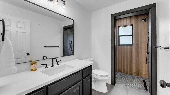 Building Photo - 113 W Bluebonnet Rd
