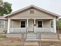 Building Photo - 1121 E 6th St