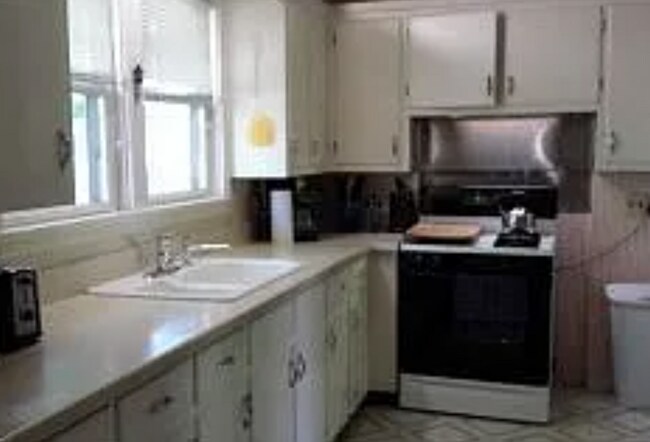 Building Photo - VIDEOTOUR: Remarkable 4-bedroom Home! PETS WELCOME