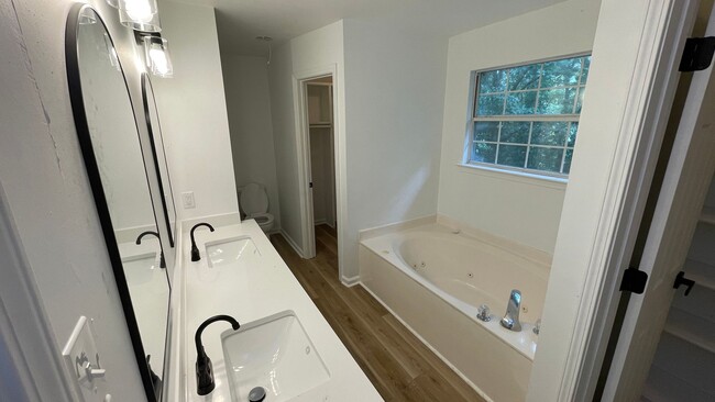 Building Photo - Beautiful 3 Bed / 2.5 Bath home in WLR!