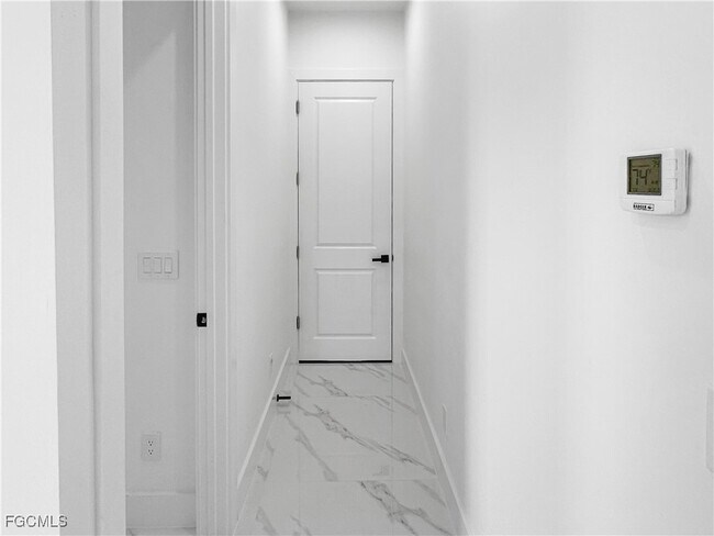 Building Photo - 916 Sara Ave N