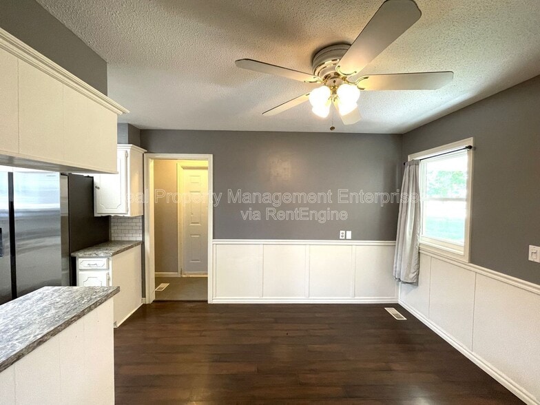 Building Photo - 6317 N Warren Ave