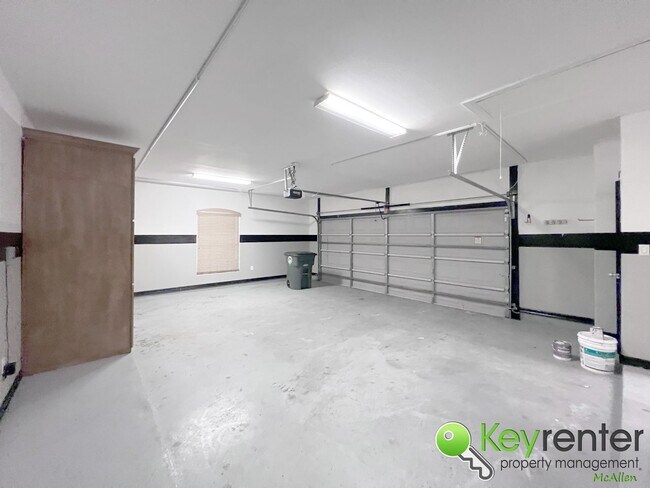 Building Photo - 3Bed/2Bath Gorgeous and move in ready.  (S...