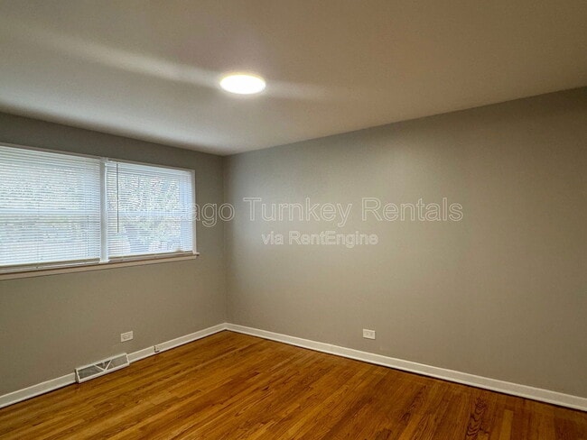 Building Photo - 1127 E 159th Pl