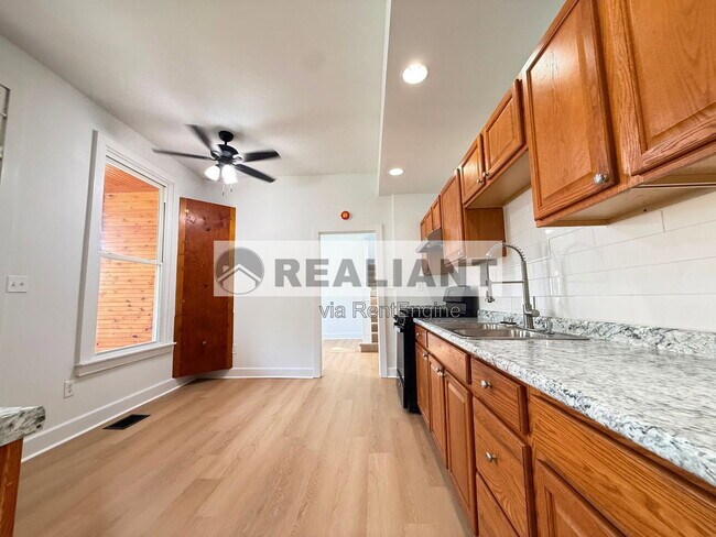 Building Photo - 124 W 31st St