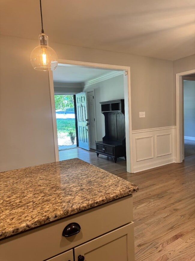 Building Photo - 2002 E Drew Valley Rd NE