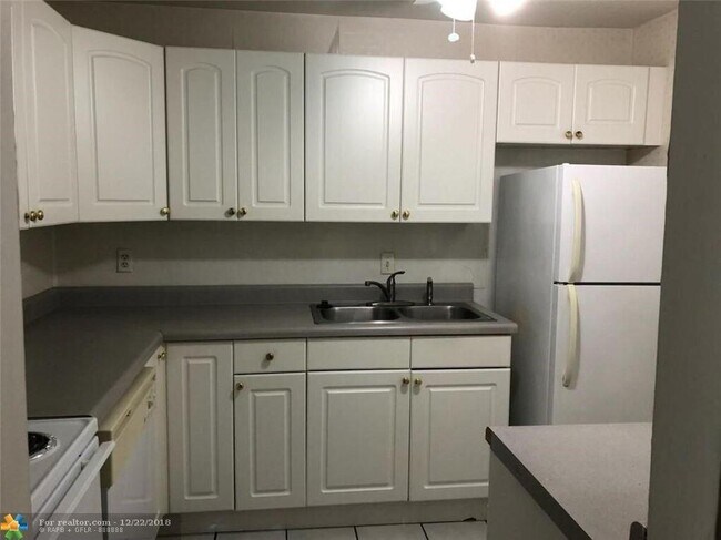 Building Photo - 6439 Bay Club Dr