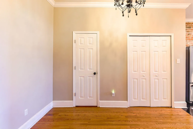 Building Photo - Fully Renovated 3 BR/1.5 BA Apartment in C...