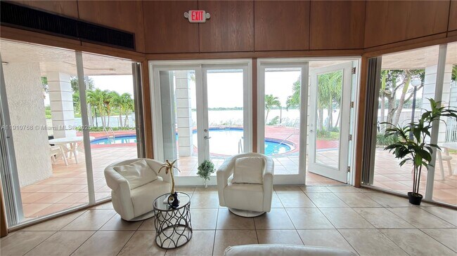 Building Photo - 2803 N Oakland Forest Dr