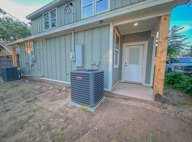 Building Photo - Heart of Lubbock Duplex