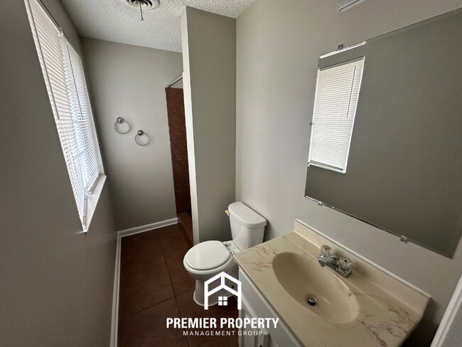 Building Photo - Spacious 4BR Home w/ Fireplace, Covered Patio & Fenced Yard