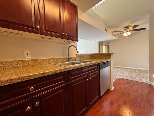 Building Photo - Beautiful 2 Bedroom 2 Bathroom Home in Woodland Hills