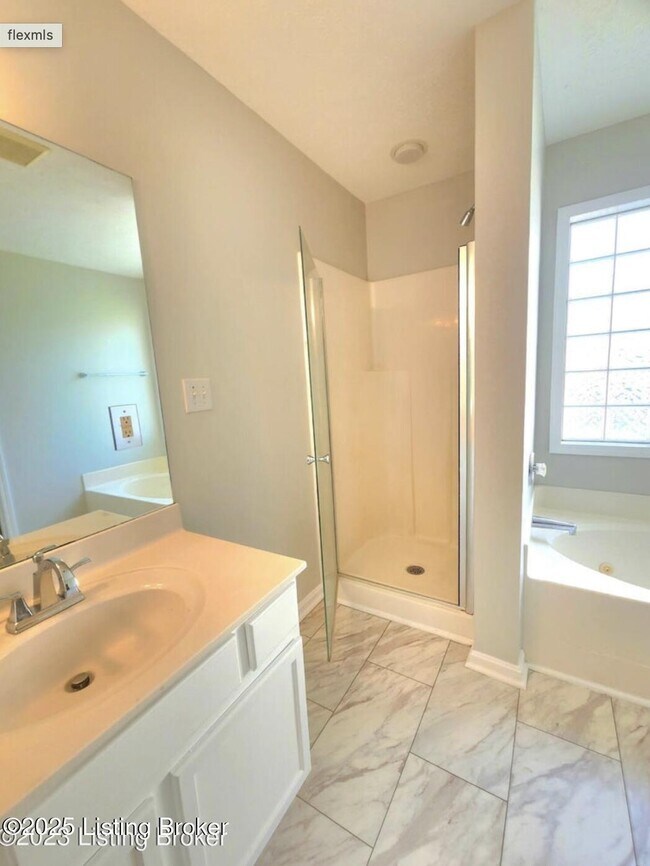 Building Photo - 7223 Meadow Ridge Dr