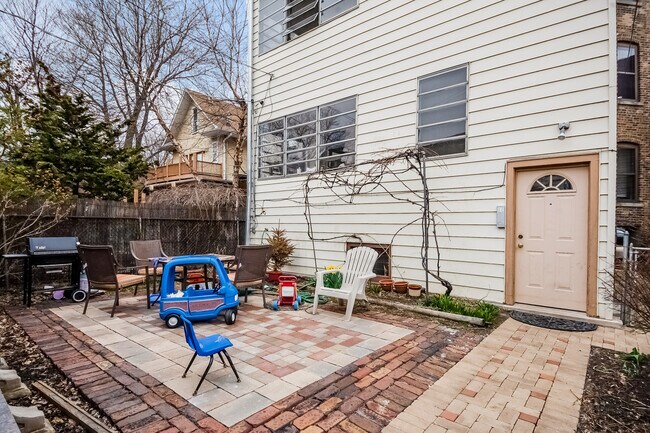 Common Back Yard - 2419 W Wilson Ave