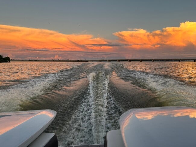 Building Photo - 8311 Shoregrove Dr