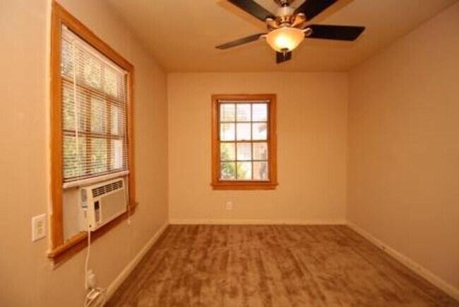 Building Photo - FOUR bedroom in Prime Location!